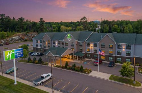 Trowbridge Park Hotel | Holiday Inn Express & Suites Marquette by IHG