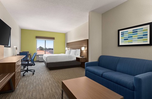 Akron Hotel | Holiday Inn Express & Suites Akron Regional Airport Area by IHG
