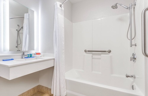 Lake Hallie Hotel | Holiday Inn Express & Suites Eau Claire North by IHG