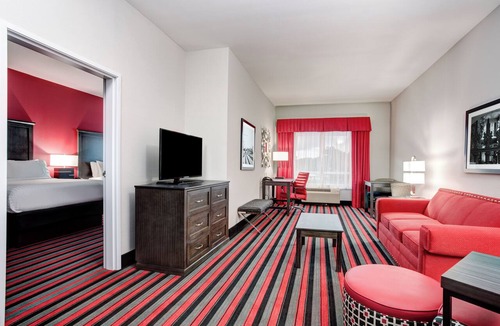 Lafayette Hotel | Holiday Inn & Suites Lafayette North by IHG
