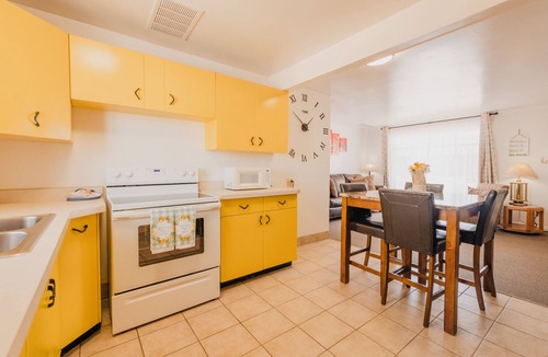 Page Apartment | Home Style Apartments - 1 & 3 BR Suites with Full Kitchen