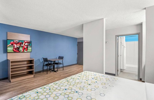 Southfield Hotel | HomeTowne Studios by Red Roof Southfield