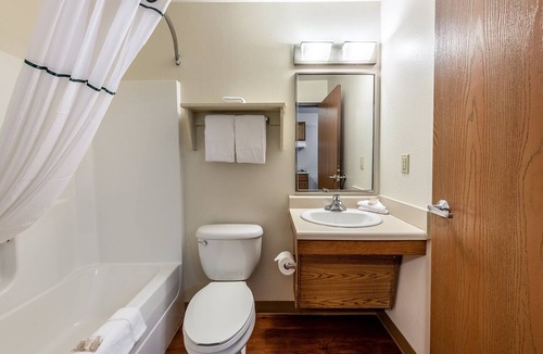 Columbus Hotel | HomeTowne Studios by Red Roof Columbus