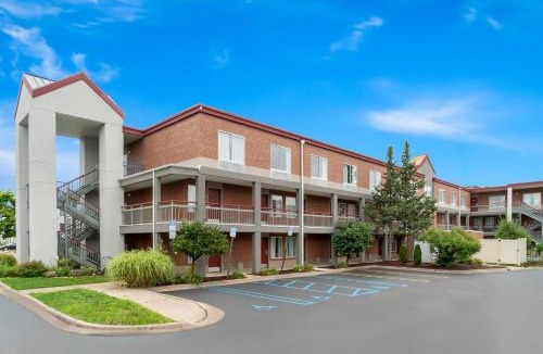 Auburn Hills Hotel | HomeTowne Studios by Red Roof Auburn Hills