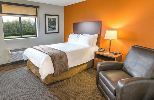 Monaca Hotel | Homey Room w/Kitchenette Perfect for Your Pittsburgh Getaway