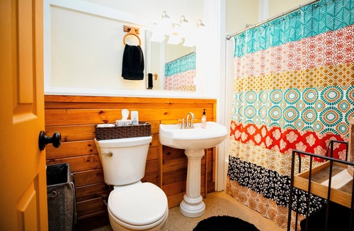 Commerce Apartment | Honeysuckle Hideaway