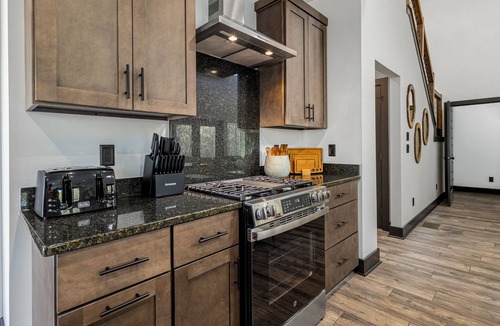 Talking Rock Cabin | Hot Tub Cabin| Pizza Oven | 3 King Suites | Winery