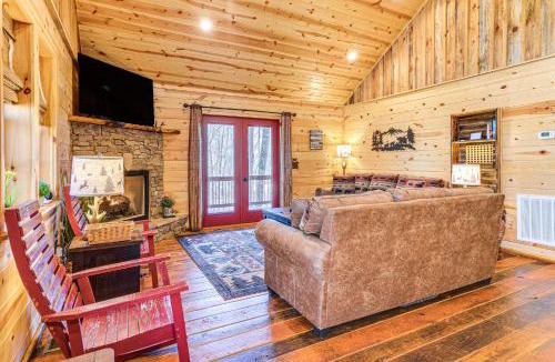 Murphy House | Hot Tub + Fire Pit: Dog-Friendly Cabin in Murphy!
