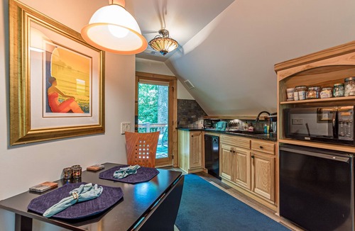 Dahlonega Cottage | ♨️Hot Tub🔥Fire Pit🛏️King🍔Grill🌲Deck🎦ROKU📧WiFi🐟Pond🍷Wineries🏞️Waterfall