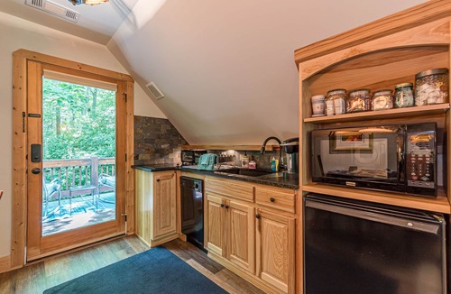 Dahlonega Cottage | ♨️Hot Tub🔥Fire Pit🛏️King🍔Grill🌲Deck🎦ROKU📧WiFi🐟Pond🍷Wineries🏞️Waterfall