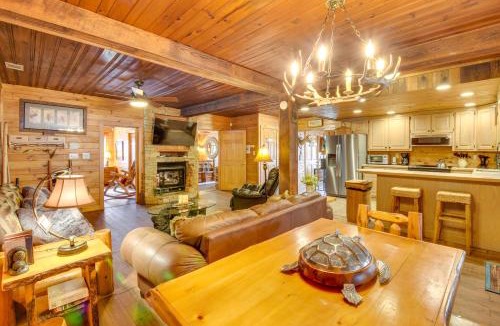 Helen House | Hot Tub & Fire Pit: Riverfront Helen Cabin