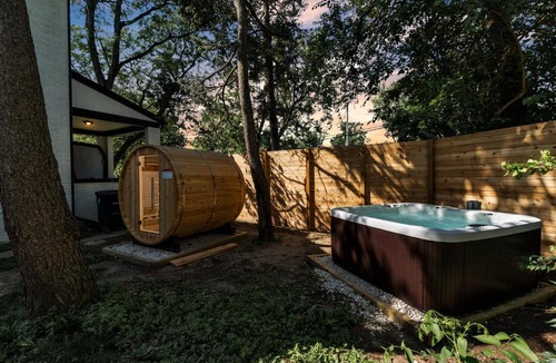 Burns Park House | Hot Tub Game Room Sauna Deck Fire Pit Walk to StadiumDowntownPark