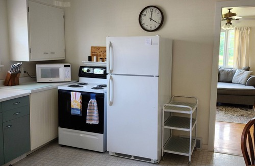 Gladstone House | Hot Tub House Kipling Cottages Deck Fire Pit 2 bed 1 bath Smart TVs WiFi Sleep 6