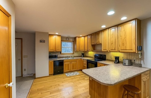 Mesick House | Hot tub! Nearby Golfing! Kayaking! Beach Pass!
