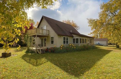 Mesick House | Hot tub! Nearby Golfing! Kayaking! Beach Pass!