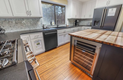 Sunriver Cabin | Hot tub, SHARC passes, A/C, bikes + quiet Sunriver location near river/trails