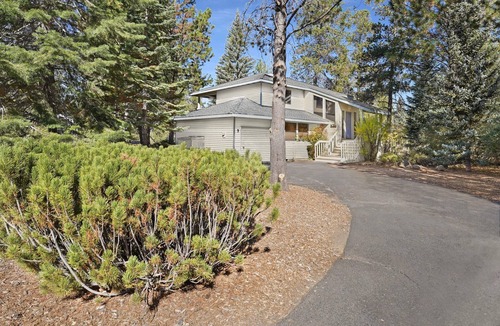 Sunriver Cabin | Hot tub, SHARC passes, A/C, bikes + quiet Sunriver location near river/trails