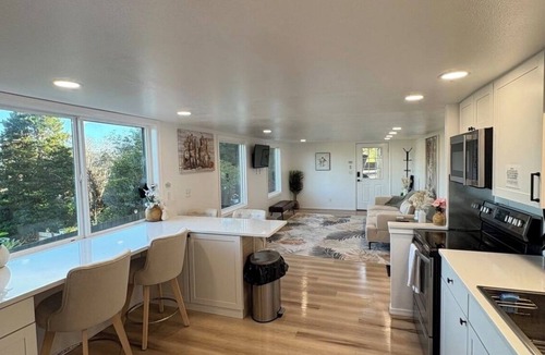 Coos Bay House | Hot Tub Tree Fort Game Room 2 Master Suites Near Bandon Dunes