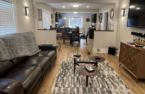 Flint House | Hot Tub Vibes, Stunning Home, Huge Backyard, Fire Pit , Deck, Comfy and Cozy