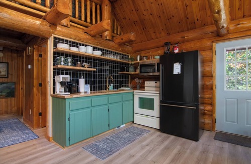 Eagle River Cabin | Hot Tub Waterfront King Beds Fast WiFi Cozy Log Cabin in Eagle River