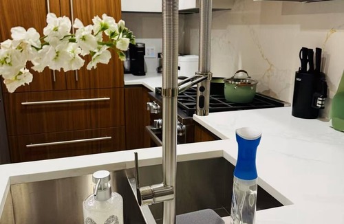 Queens Apartment | Hotel-level New Luxury Home w Gym & Pool