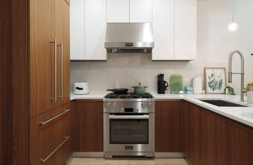 Queens Apartment | Hotel-level New Luxury Home w Gym & Pool