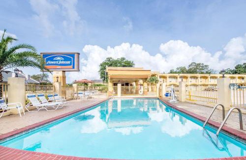 Lake Charles Hotel | Howard Johnson by Wyndham Historic Lake Charles