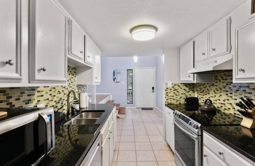 Barton Hills Villa | Huge Private Villa near Downtown - 12 Real Beds
