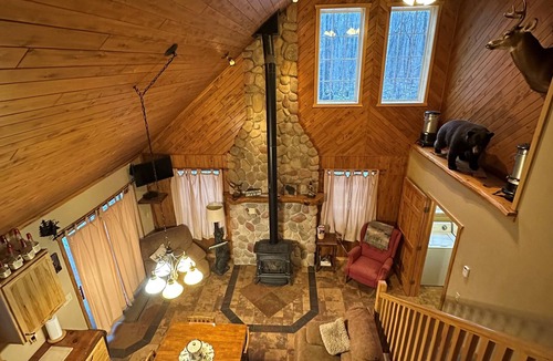 Phillips Cabin | Hunters Hideaway & Secluded Country Cabin for Family Getaways