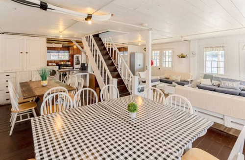 Plainwell House | Iconic Lakehouse - Ivy Lodge - on Pine Lake