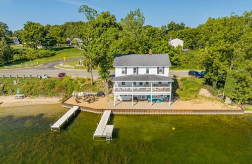 Plainwell House | Iconic Lakehouse - Ivy Lodge - on Pine Lake