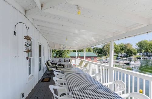 Plainwell House | Iconic Lakehouse - Ivy Lodge - on Pine Lake