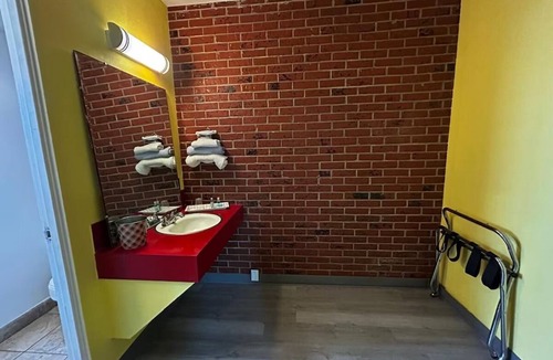 Longview Hotel | Ideal Longview Stay Near Shopping Centers + Easy Medical Center Access l 2 Rooms