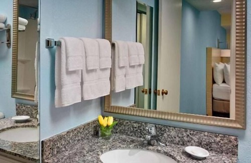 Auburn Hills Hotel | Ideal Mix of Comfort and Value! Free Breakfast, Pool, Near River Woods Park