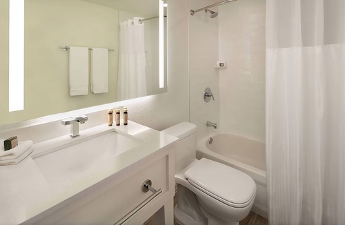 Islamorada Resort | Ideal Mix of Comfort & Value! Studio 2 Queen beds w/Pool & Free Parking