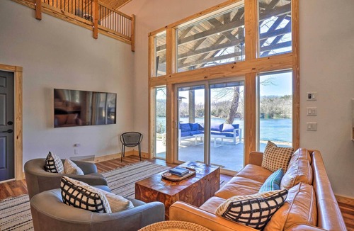 Cotter Cottage | Idyllic Cotter Escape: Steps to White River!