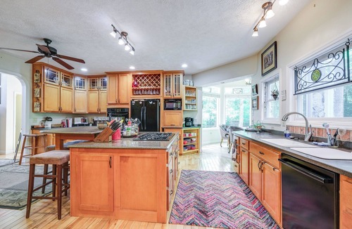 Gladehill House | Idyllic Martinsville Retreat w/Deck & Forest View