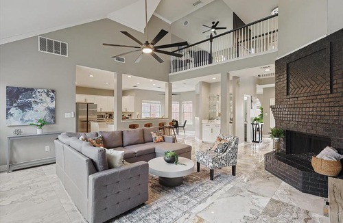 Irving House | Immaculate 5BR 2,5BA Holiday Home with Pool