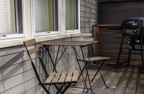 Overlook Cottage | Immaculate Detached Cottage - Walk to MAX, Drinks, Dining, 3 Miles to Dwntwn, Full Kitchen & BBQ