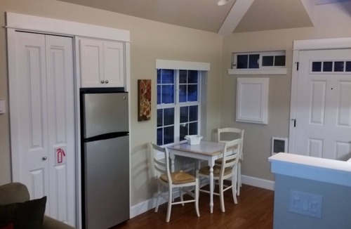 River Terrace Cottage | Immaculate Downtown Cottage Retreat- EV charger. Walk downtown in 4 minutes