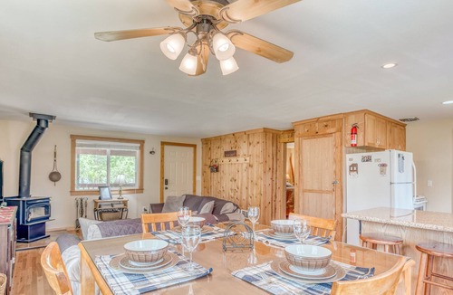 Oregon Water Wonderland House | Immaculate One-Bedroom Charmer Near Sunriver!