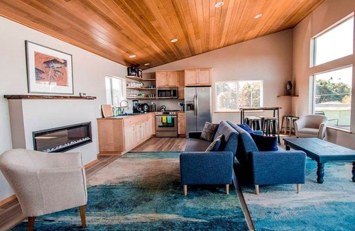 Waldport Cabin | Impressive Tiny House with Fireplace in Waldport, Oregon