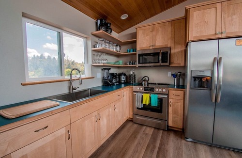 Waldport Cabin | Impressive Tiny House with Fireplace in Waldport, Oregon