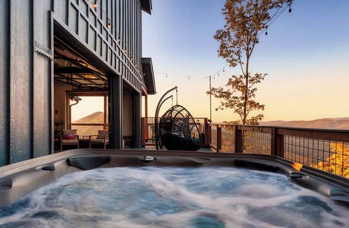 Smoky Mountains Ski Chalet | Incredible 180 VIEWS! | Luxury Lodge | Indoor Pool