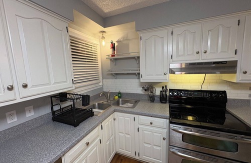 Redford House | Indoor heated pool & jacuzzi with 150" screen just 10 mins from Downtown Detroit