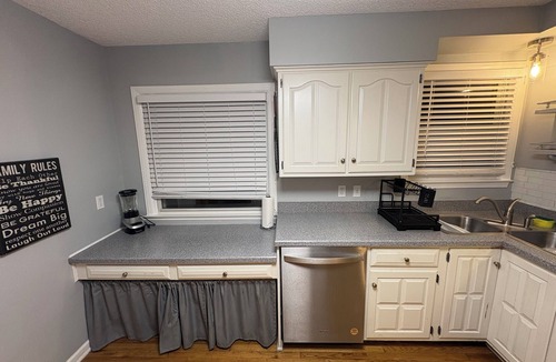 Redford House | Indoor heated pool & jacuzzi with 150" screen just 10 mins from Downtown Detroit