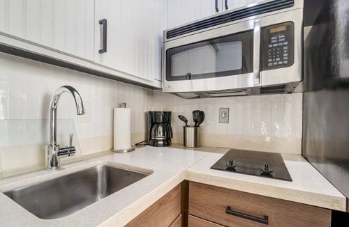 Longview Apartment | Indoor Pool. Free Breakfast. King Studio.