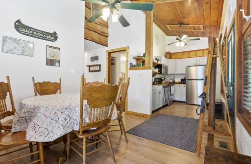 Jefferson Township Cabin | Indoor treehouse & covered front porch! Swivel bonfire & new gas grill.