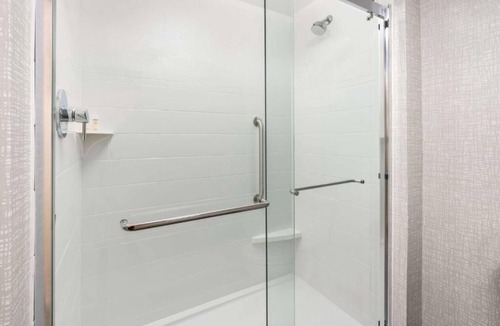 Tigard Hotel | Indulge in Home-Like Comfort! 2 Comfortable Units with Breakfast! Indoor Pool!