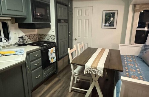 Southeast Salem House | Industrial Glamping Hideaway by Downtown